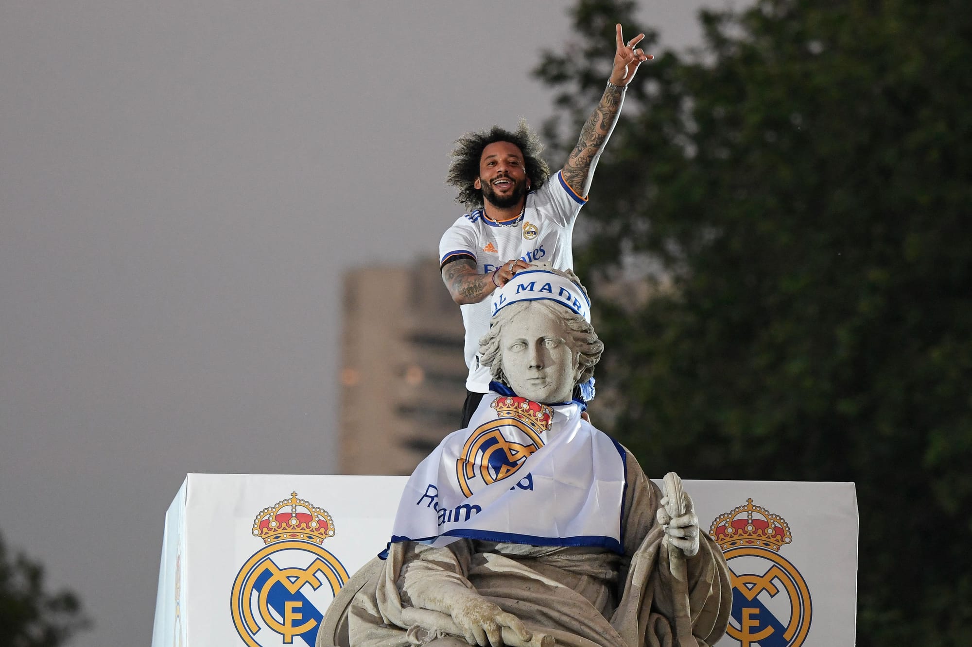 她以強大的 她以強大的